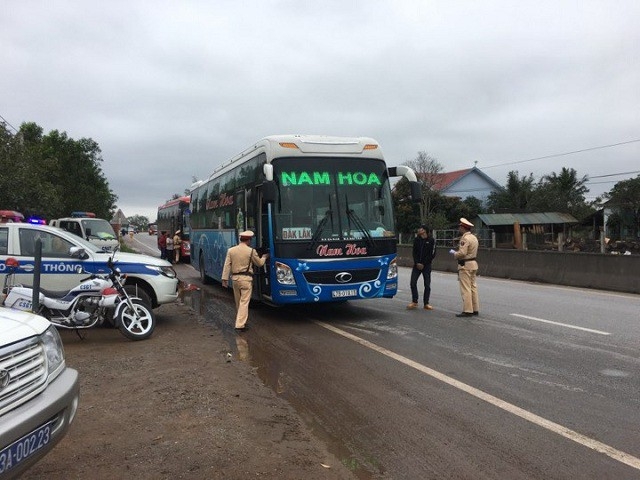 quang binh mot buoi sang xu phat gan 30 xe nhoi nhet khach chay qua toc do