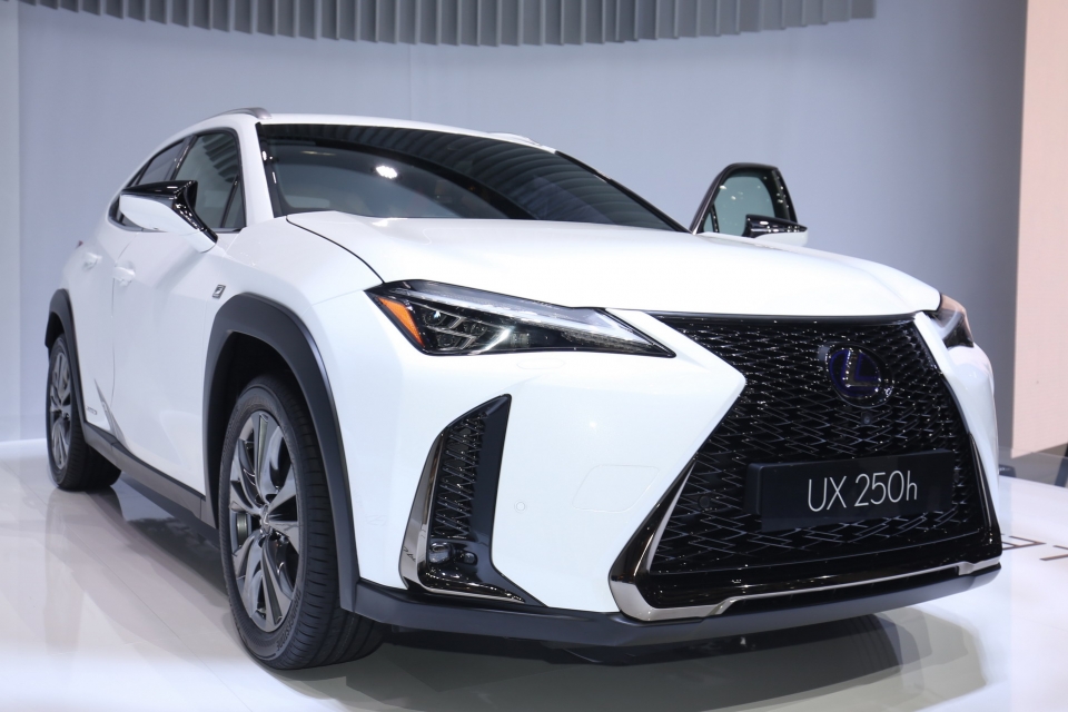 geneva 2018 anh thuc te lexus ux hoan toan moi