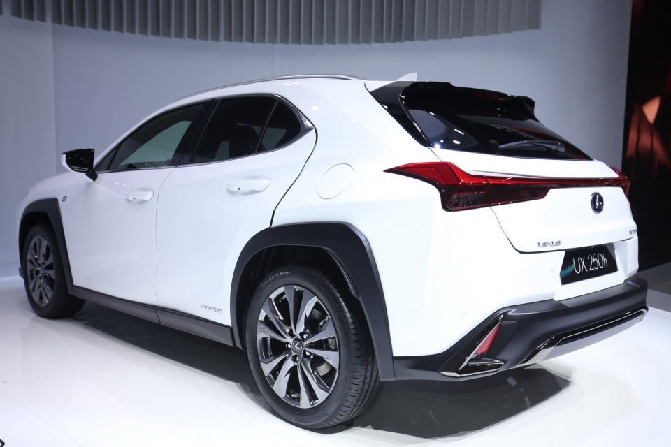 geneva 2018 anh thuc te lexus ux hoan toan moi