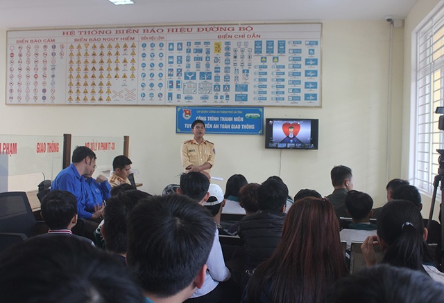 cong an mo lop giao duc luat giao thong cho thanh thieu nien vi pham
