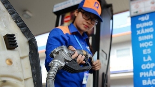 Giá xăng E5 RON 92 tăng gần 600 đồng một lít