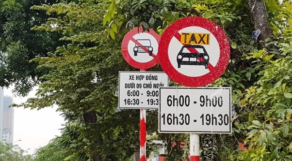 Hà Nội không gỡ biển cấm taxi ở 11 tuyến phố