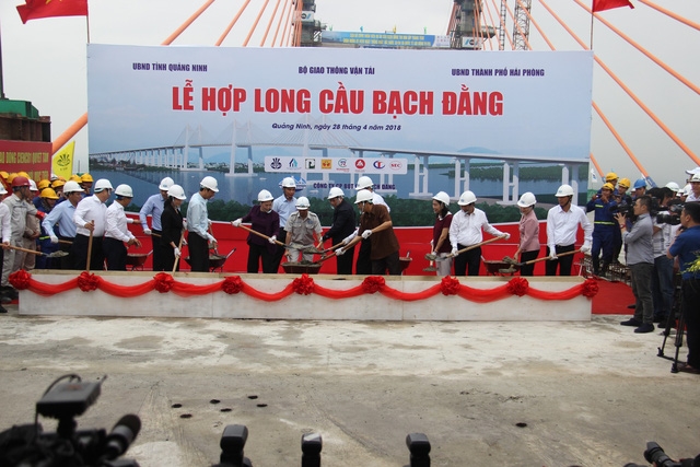 hop long va thong xe ky thuat cau bach dang hon 7000 ti dong