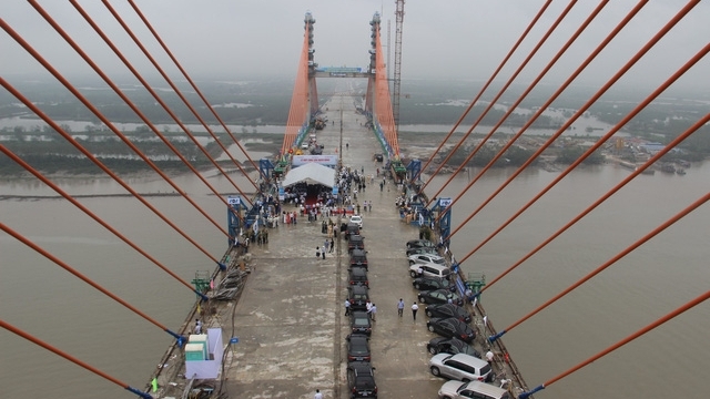 Hợp long và thông xe kỹ thuật cầu Bạch Đằng hơn 7.000 tỉ đồng