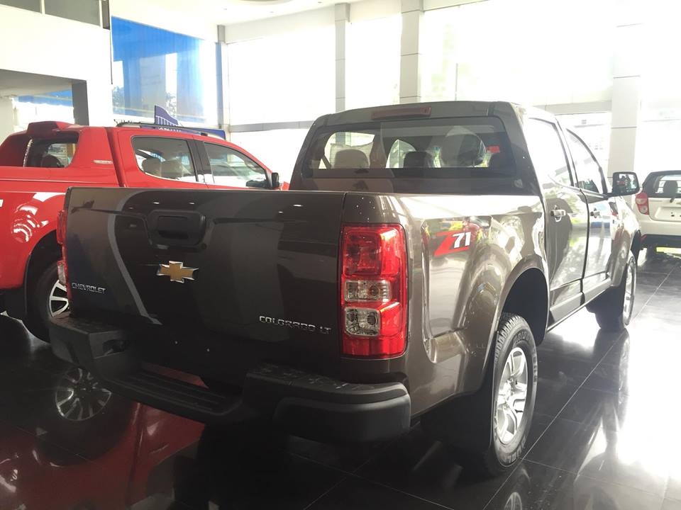 ban tai chevrolet colorado se them phien ban mot cau voi hop so tu dong
