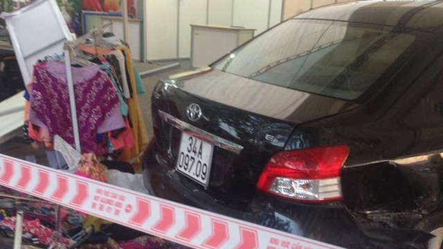 Hà Nội: Nam nhân viên rửa xe lùi ô tô "bất cẩn" khiến 5 người trọng thương