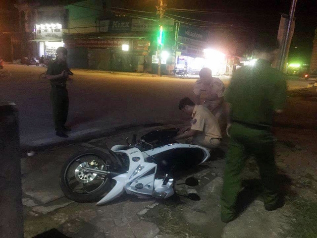 xe ben vi pham tong xe canh sat giao thong roi bo chay hon 100km