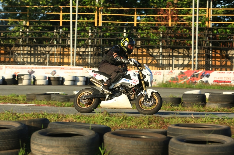 trai nghiem honda msx 125 phien ban dua chu ngua chung day me hoac
