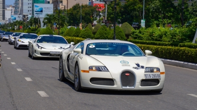 Siêu xe Bugatti Veyron vượt 2.000 km xuyên Việt thành công