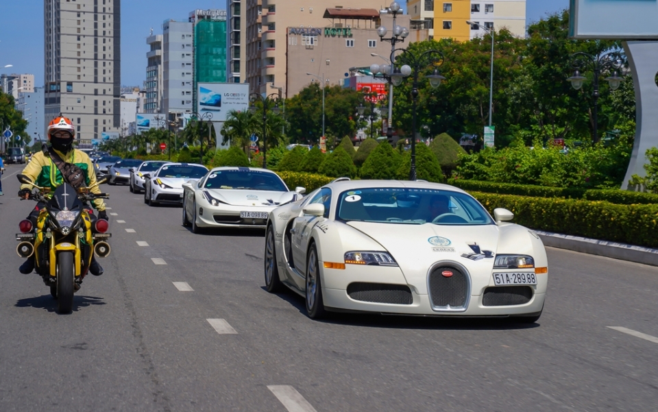 Siêu xe Bugatti Veyron vượt 2.000 km xuyên Việt thành công sieu xe bugatti veyron vuot 2000 km xuyen viet thanh cong