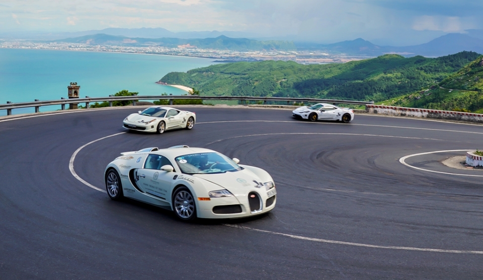 Siêu xe Bugatti Veyron vượt 2.000 km xuyên Việt thành công sieu xe bugatti veyron vuot 2000 km xuyen viet thanh cong