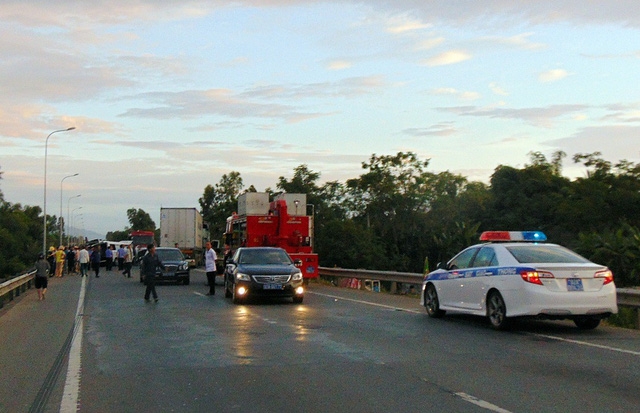 xe di ruoc dau gap tai nan tham khoc 13 nguoi tu vong