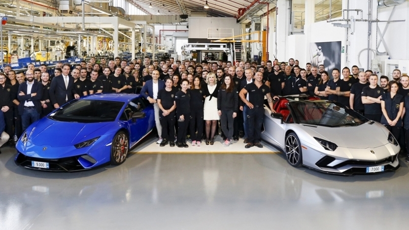 Lamborghini xuất xưởng siêu xe Aventador thứ 7.000 và Huracan thứ 9.000