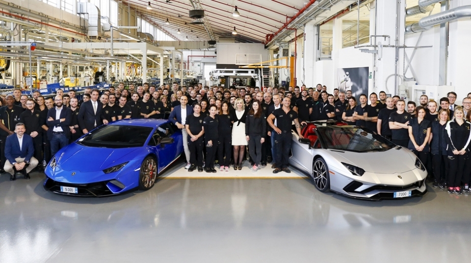 Lamborghini xuất xưởng siêu xe Aventador thứ 7.000 và Huracan thứ 9.000 lamborghini xuat xuong sieu xe aventador thu 7000 va huracan thu 9000