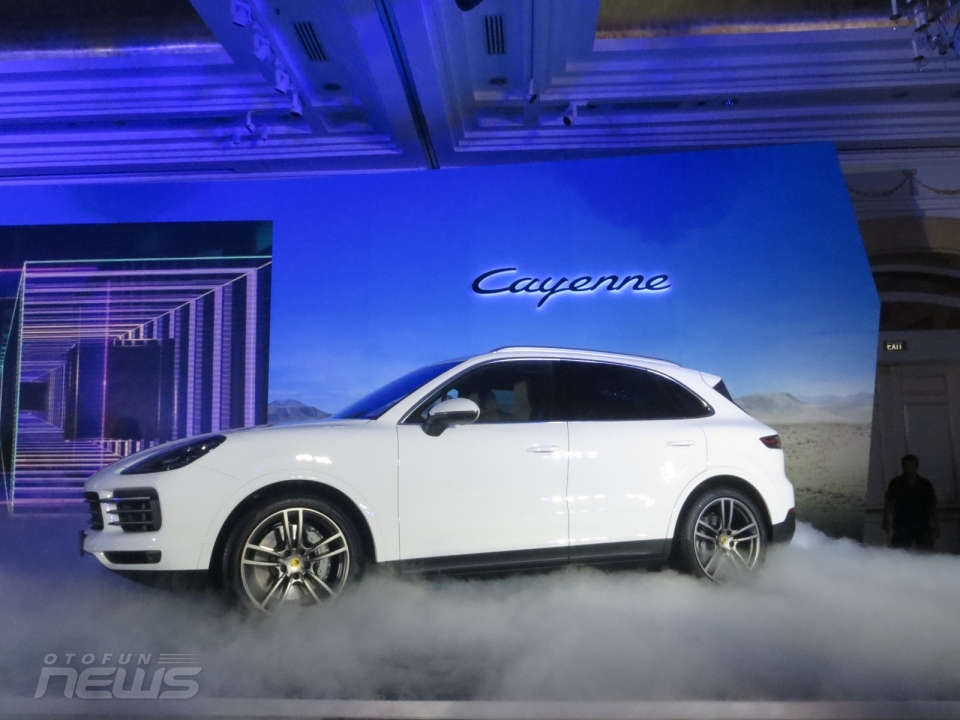 porsche cayenne 2018 ra mat tai viet nam voi 3 phien ban gia tu 45 ty dong