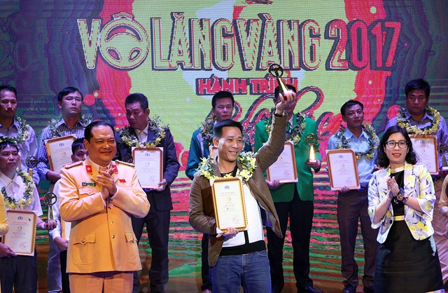 uy ban an toan giao thong quoc gia trao giai vo lang vang cho 46 lai xe
