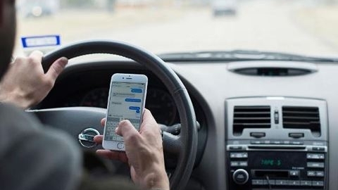 Đề xuất tăng mức xử phạt đối với người sử dụng điện thoại khi đang lái xe