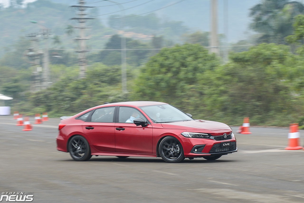 Khách Việt thích thú khi Honda Civic 2022 giá rẻ hơn thế hệ cũ