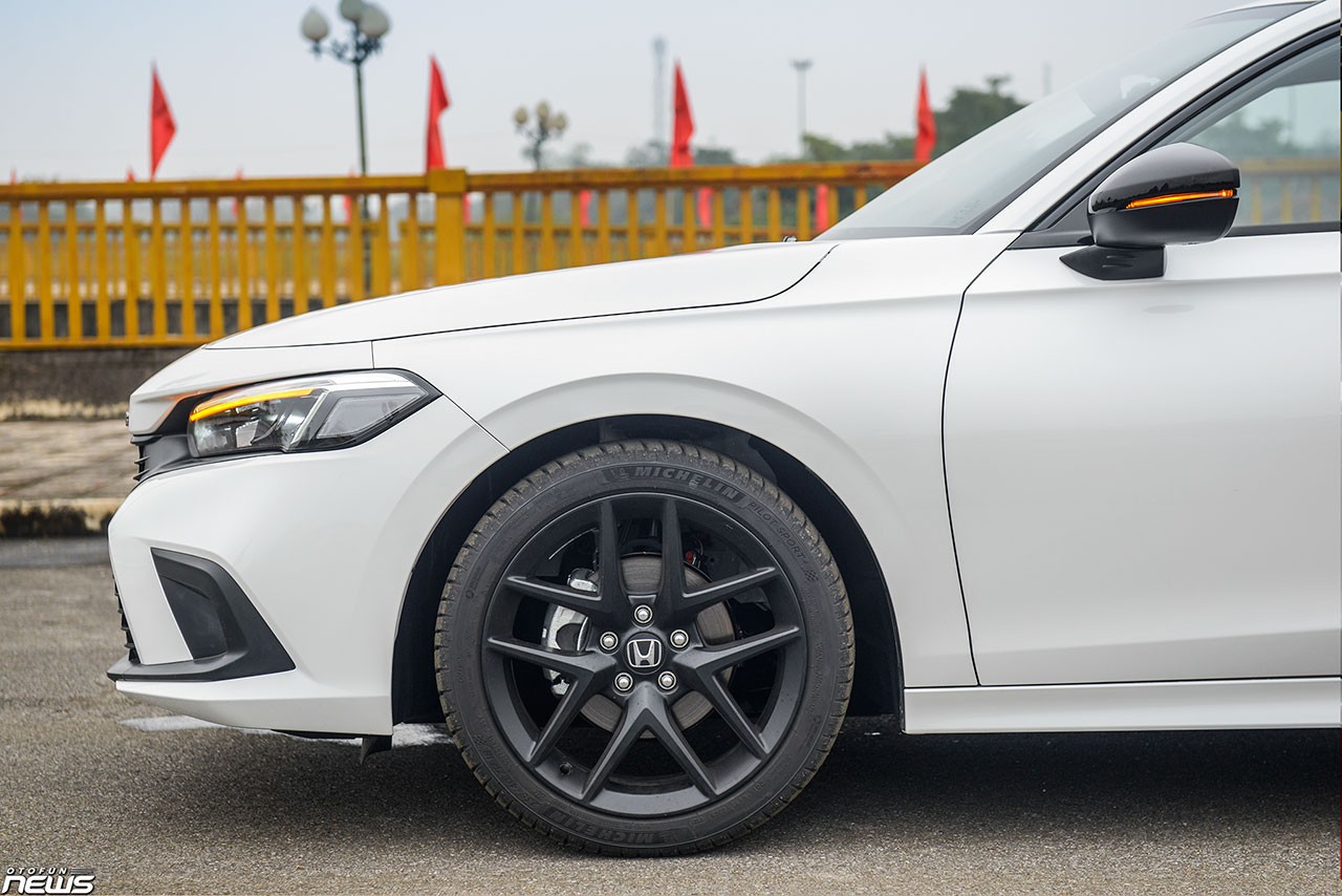 So sánh hai phiên bản Honda Civic 2022 qua ảnh