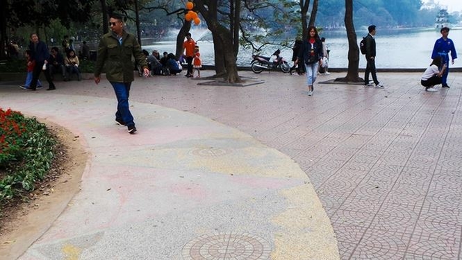 ha noi can canh chiec ao va hon 20 loai gach da duoc lat o ho guom