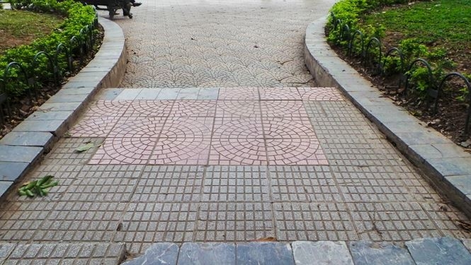 ha noi can canh chiec ao va hon 20 loai gach da duoc lat o ho guom