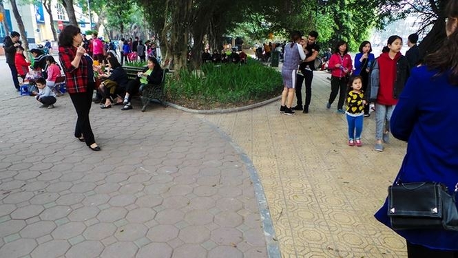 ha noi can canh chiec ao va hon 20 loai gach da duoc lat o ho guom