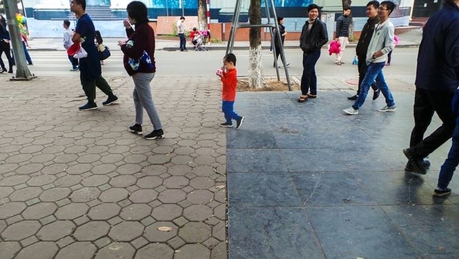 ha noi can canh chiec ao va hon 20 loai gach da duoc lat o ho guom