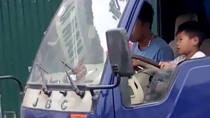 Thanh Hóa: Xử phạt người đàn ông ngồi cạnh cháu bé lái xe tải
