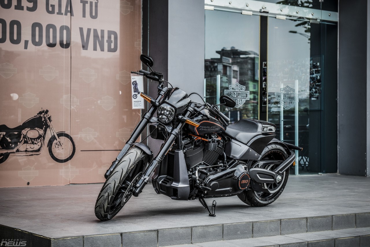 Harley-Davidson FXDR 114 2019 giá 800 triệu cực ngầu với sắc đen bí ẩn