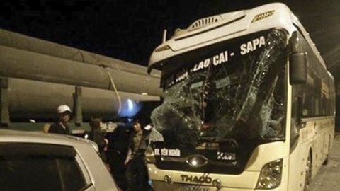 Xe khách giường nằm chở 30 người đâm vào đuôi xe tải, 1 người tử vong