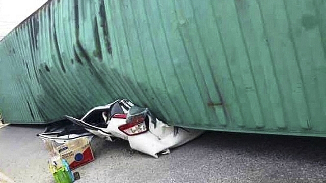 Kinh hoàng xe container đè nát xe con, 2 người thiệt mạng