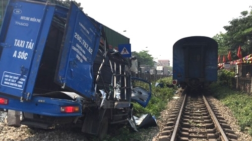 Hà Nội: Xe tải bị tàu hỏa đâm biến dạng khi vượt qua đường sắt