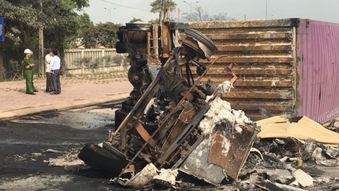 Thanh Hóa: Xe container bốc cháy, tài xế và phụ xe tử vong
