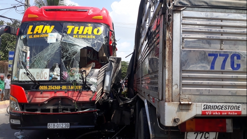 Đồng Tháp: Xe khách va chạm xe tải, hơn 20 người thoát chết