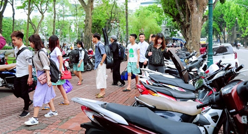 Vi phạm quy định về trông giữ phương tiện giao thông: Vì sao chưa thể xử lý triệt để? vi pham quy dinh ve trong giu phuong tien giao thong vi sao chua the xu ly triet de