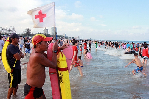 duong pho vung tau dong nghit nguoi tron nong dip le