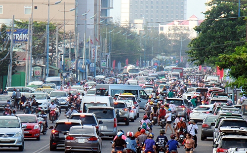 duong pho vung tau dong nghit nguoi tron nong dip le