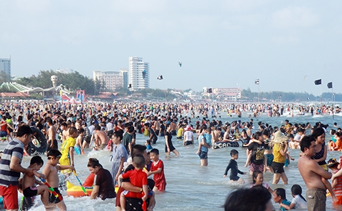 duong pho vung tau dong nghit nguoi tron nong dip le