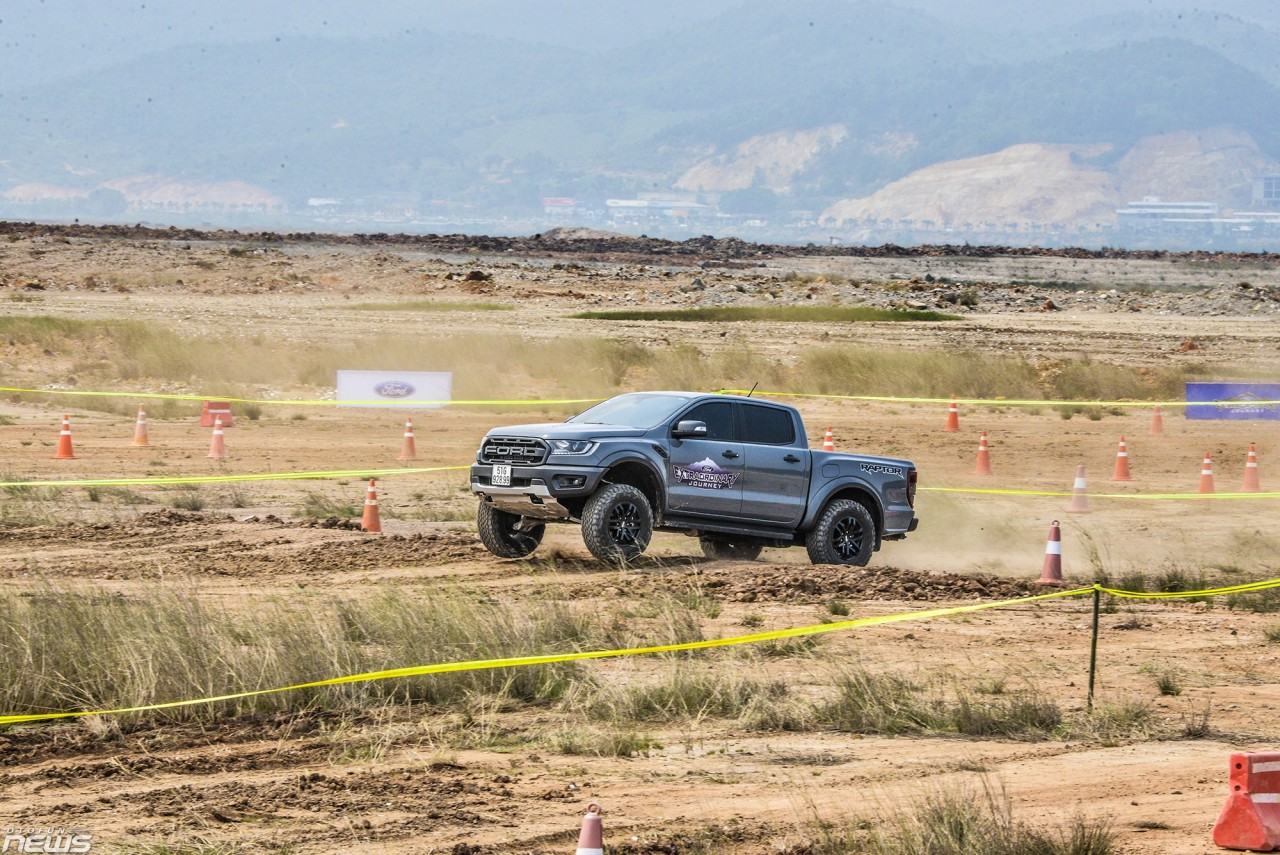 trai nghiem kha nang off road uu viet cua ford ranger ranger raptor va everest