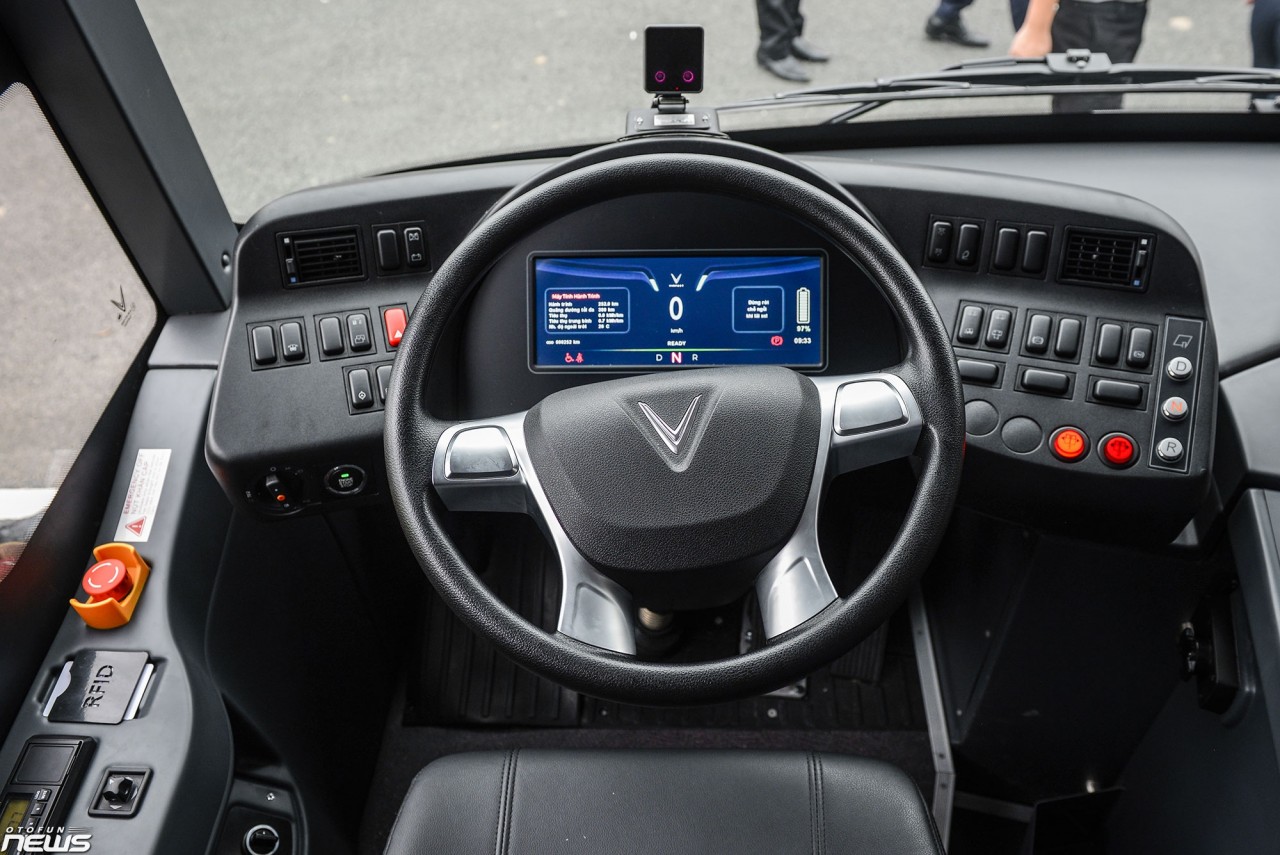 Xe buýt điện VinBus chạy thử nghiệm tại Hà Nội
