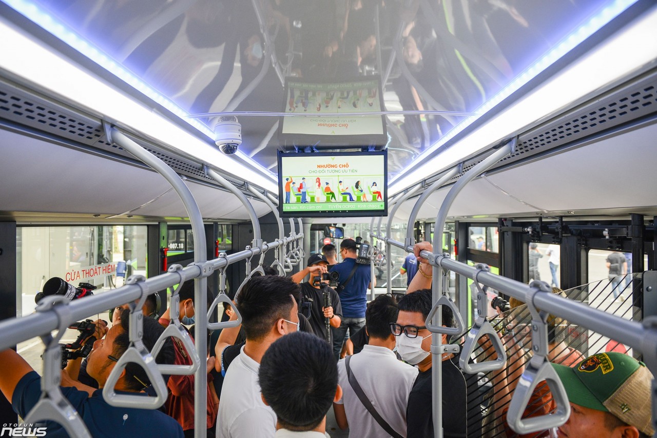 Xe buýt điện VinBus chạy thử nghiệm tại Hà Nội