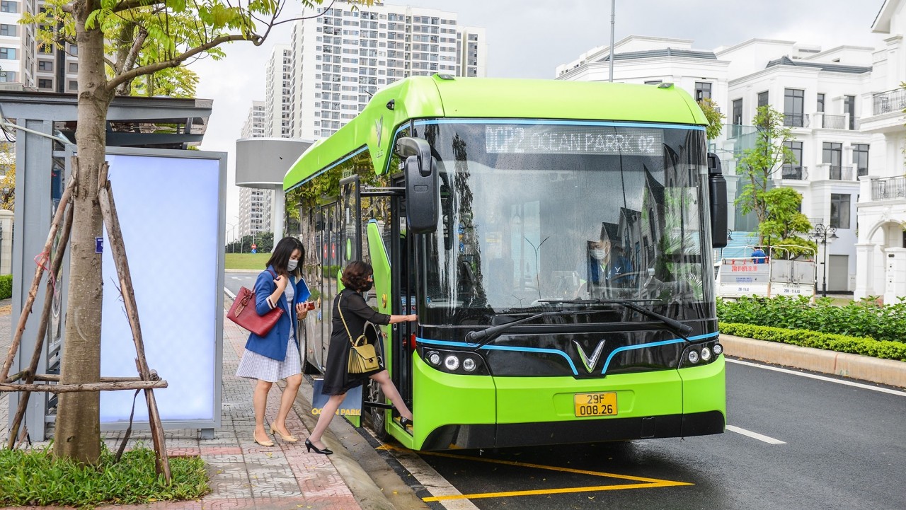Xe buýt điện VinBus chạy thử nghiệm tại Hà Nội