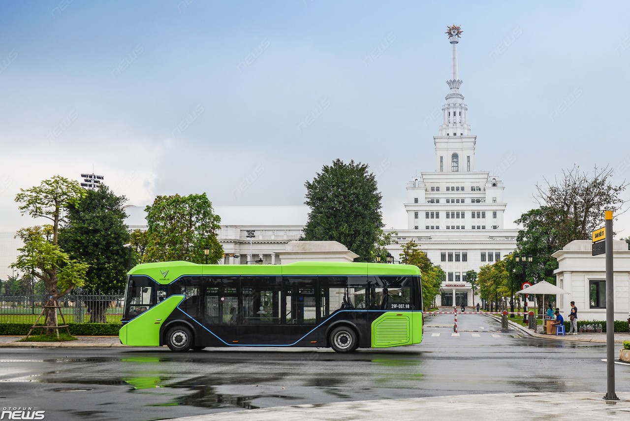 Xe buýt điện VinBus chạy thử nghiệm tại Hà Nội