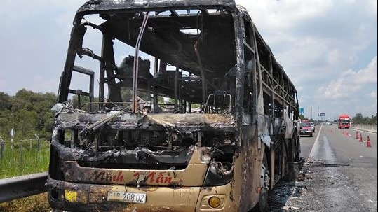 Tiền Giang: Điều tra nguyên nhân 1 ngày 2 xe khách bốc cháy trên cao tốc