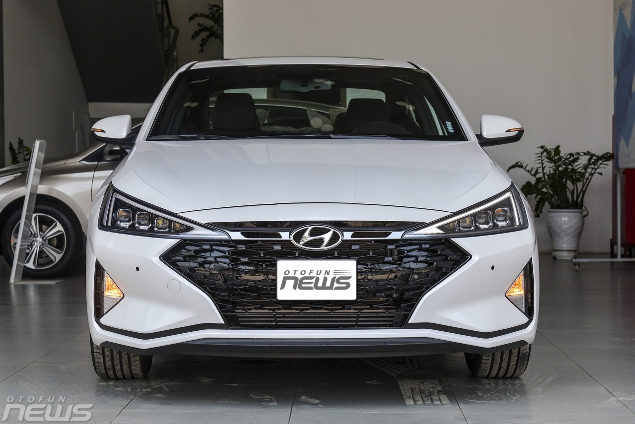Hyundai Elantra giảm mạnh lên tới 75 triệu đồng