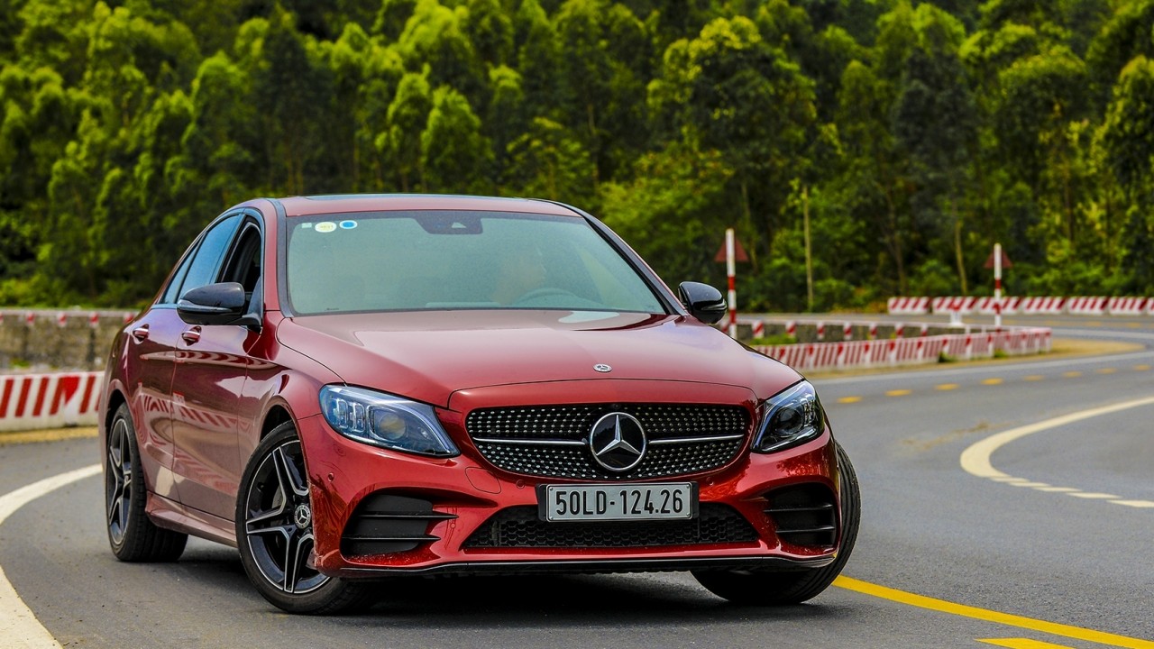Chi tiết Mercedes-Benz C300 AMG giá 1,897 tỷ đồng