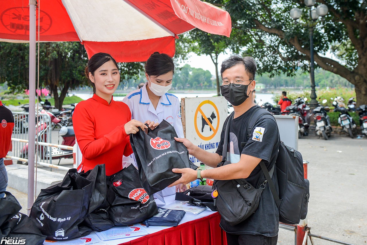 Hướng dẫn 'giải cứu' bugi ngập nước tại Hà Nội