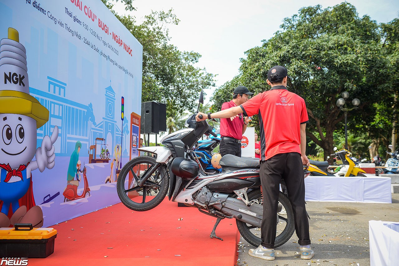 Hướng dẫn 'giải cứu' bugi ngập nước tại Hà Nội