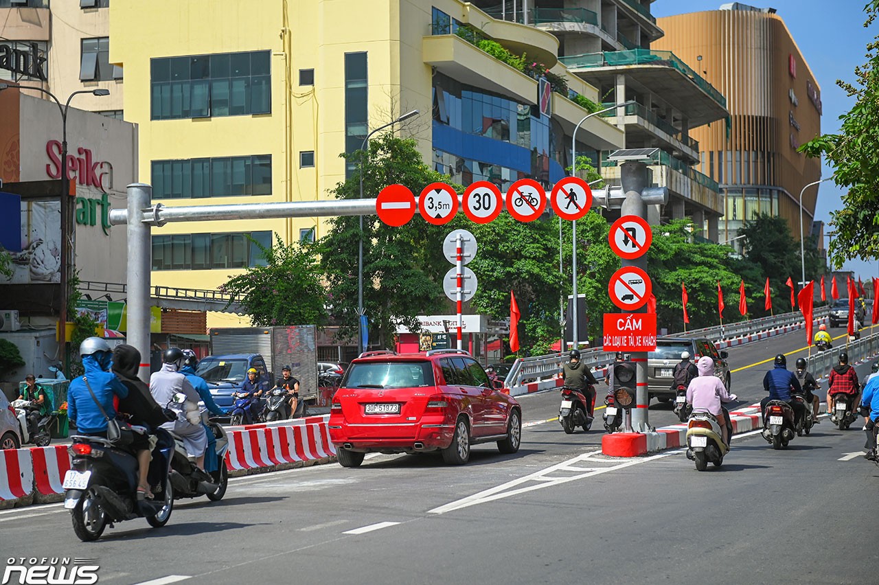 Chùm ảnh cầu vượt chữ C ngày đầu thông xe tại Hà Nội