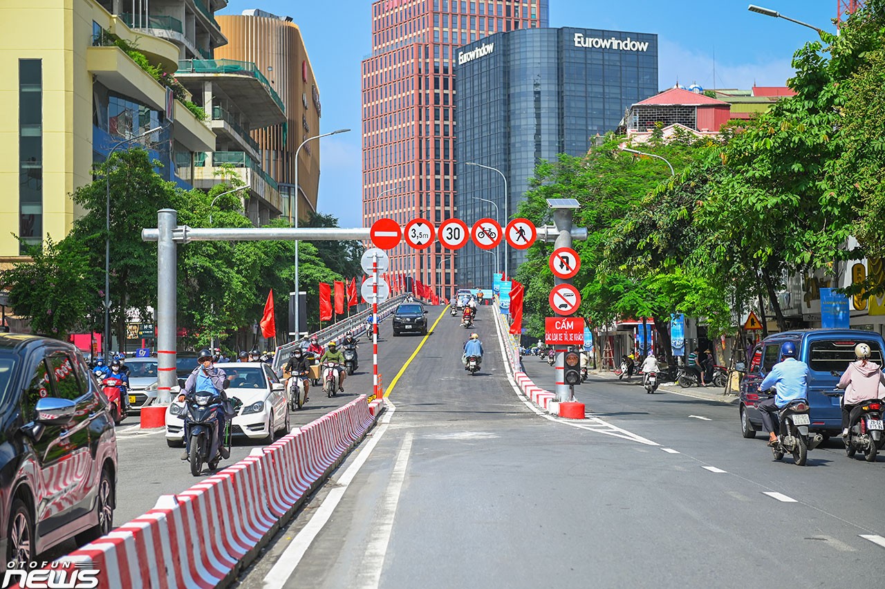 Chùm ảnh cầu vượt chữ C ngày đầu thông xe tại Hà Nội
